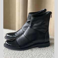 COPENHAGEN SHOES ANKELSTØVLER, STEPHANIE, BLACK W/PATENT TOE