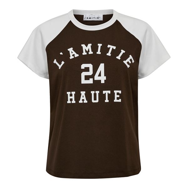 HAUTE L`AMITIÉ T-SHIRT, NECKLINE COLLEGE TEE, MOCCA